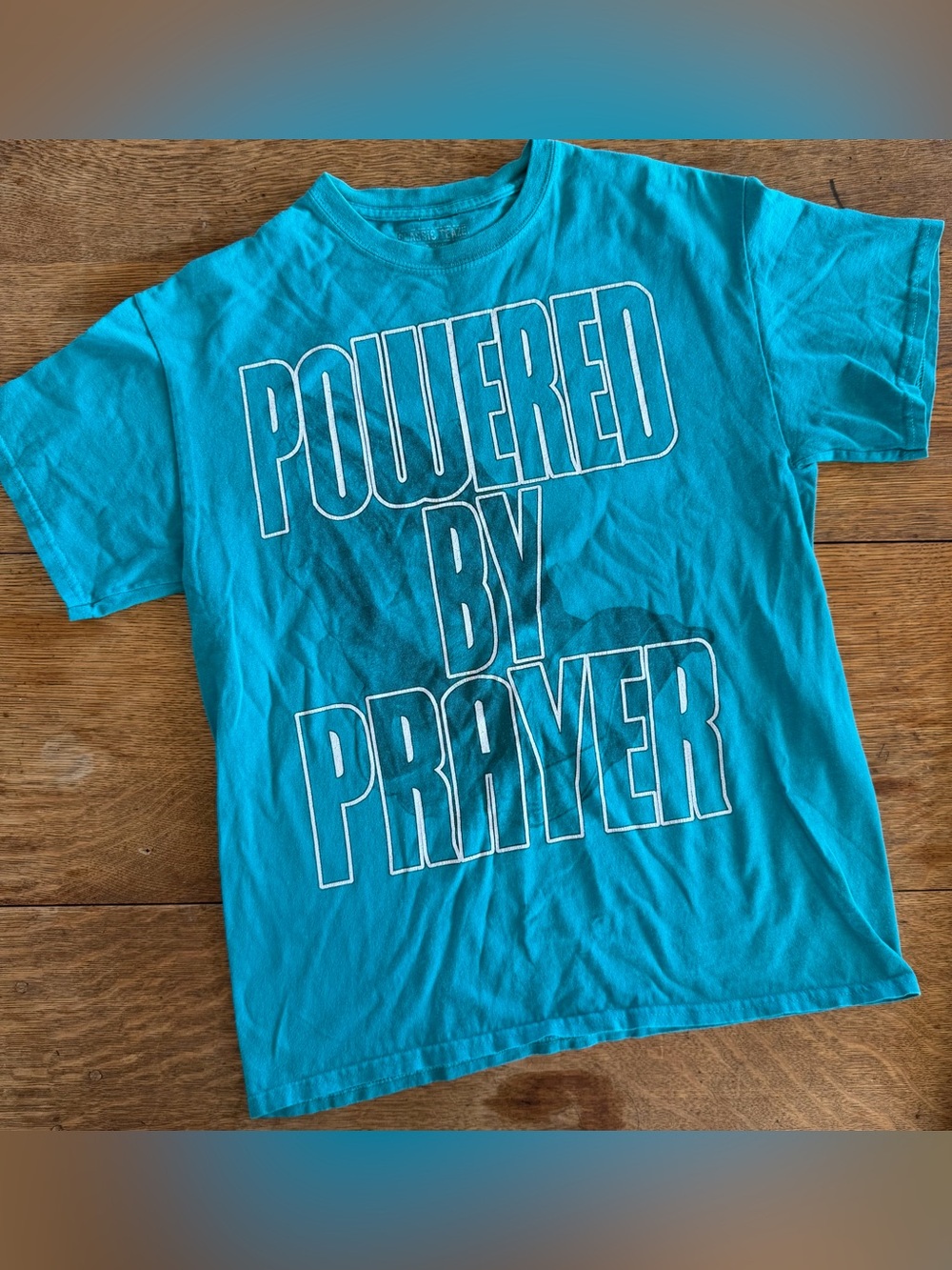 Classic Teal Graphic 'Powered By Prayer' Short Sleeve Tee